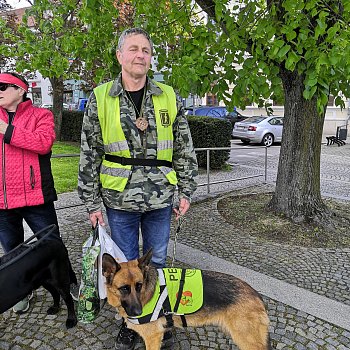 
                                Dvacátý ročník soutěže Cesta ve tmě přilákal do Blanska osmnáct nevidomých soutěžících a jejich vodicích psů. FOTO: Renata Spotzová
                                    