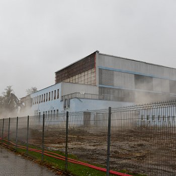 
                                Na sportovním ostrově začala demolice budovy lázní. FOTO: Michal Záboj
                                    