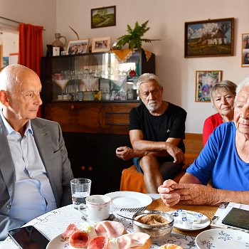 
                                Božena Stloukalová z Blanska oslavila sto let. Popřát jí za město Blansko přišel starosta Jiří Crha. FOTO: Michal Záboj
                                    