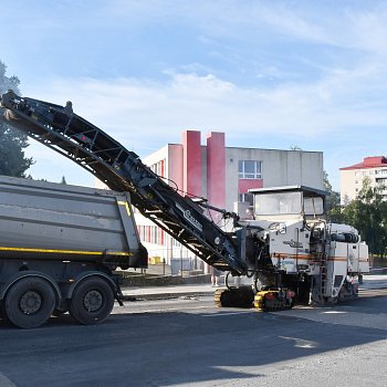 
                                Ve Dvorské ulici začalo frézování vozovky. FOTO: Michal Záboj
                                    