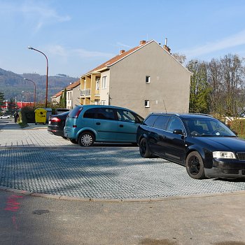 
                                Ve Zborovecké ulici skočily úpravy nových zpevněných ploch pro stání automobilů a pro kontejnery na odpad. FOTO: Michal Záboj
                                    