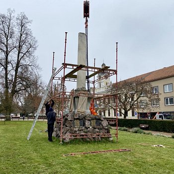 
                                Památník obětem I. světové války, který stojí na náměstí Svobody, se přesunul do restaurátorské dílny. FOTO: Pavla Komárková
                                    