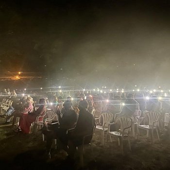 
                                V zámeckém parku vyvrcholil Blansko Opera Stars Festival. Návštěvníci zažili i nečekanou atmosféru, když zámecký park ozařovala jen světla mobilních telefonů. FOTO: Pavla Komárková
                                    