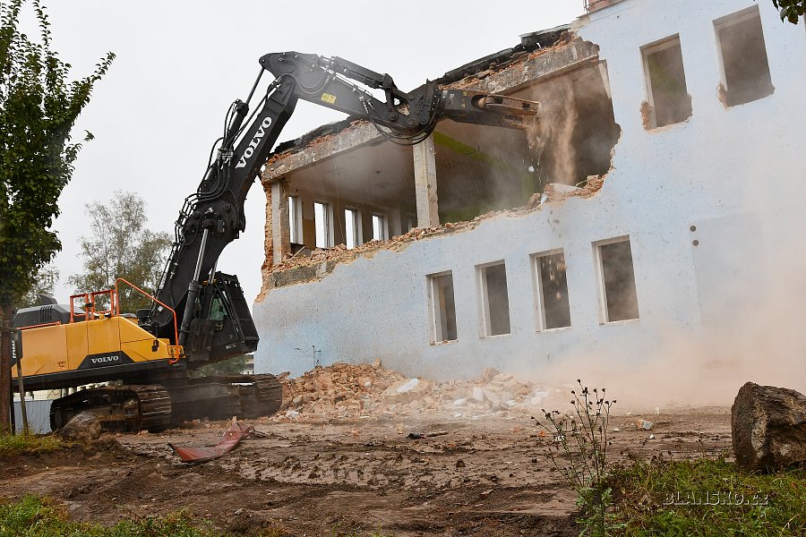 
                                Na sportovním ostrově začala demolice budovy lázní. FOTO: Michal Záboj
                                    