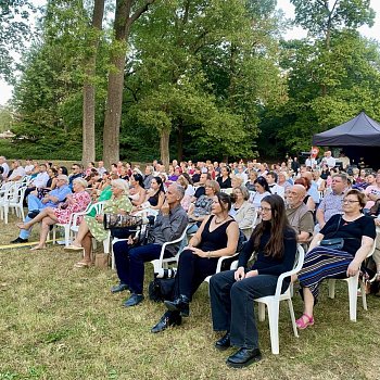 
                                V zámeckém parku vyvrcholil Blansko Opera Stars Festival. Sobotní závěrečný gala koncert nabídl vystoupení většiny účinkujících, kteří se v rámci týdenního ferstivalu návštěvníkům v Blansku představili. FOTO: Pavla Komárková
                                    