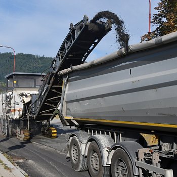 
                                Ve Dvorské ulici začalo frézování vozovky. FOTO: Michal Záboj
                                    