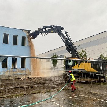 
                                Na sportovním ostrově začala demolice budovy lázní. FOTO: Pavla Komárková
                                    