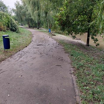 
                                Ve městě zůstávají uzavřené části cyklostezek na nábřeží Svitavy. FOTO: Městská police Blansko
                                    