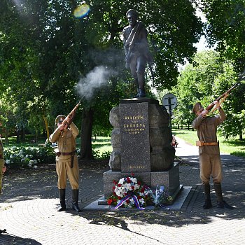 
                                V parku v ulici Svatopluka Čecha se konalo setkání k 107. výročí bitvy u Zborova. FOTO: Renata Spotzová
                                    