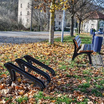 
                                Stezky pro chodce a cyklisty doplnil nový mobiliář. FOTO: Michal Záboj
                                    