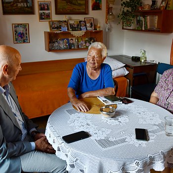 
                                Paní Boženě Stloukalové za město Blansko popřáli ke stým narozeninám starosta Jiří Crha a Zdenka Kostrejová z komise pro občanské záležitosti. FOTO: Michal Záboj
                                    