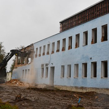 
                                Na sportovním ostrově začala demolice budovy lázní. FOTO: Michal Záboj
                                    