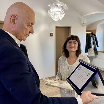 
                                Radní Scandiana Lorena Lanzoni předala starostovi Jiřímu Crhovi plaketu k 60 letům partnerství obou měst. FOTO: Pavla Komárková
                                    