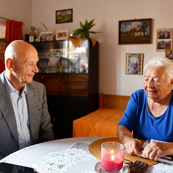 
                                Božena Stloukalová z Blanska oslavila sto let. Za město Blansko jí popřál starosta Jiří Crha. FOTO: Michal Záboj
                                    