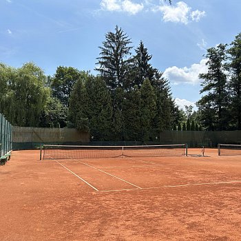
                                Stávající zázemí tenisových kurtů má nahradit nová modulová sestava. Město hledá zhotovitele. FOTO: Kristýna Kadlecová
                                    