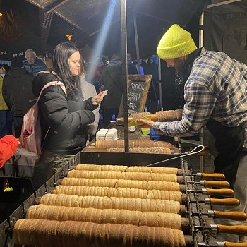 
                                Rozsvícení vánočního stromu na náměstí Republiky. FOTO: Pavla Komárková
                                    