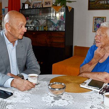 
                                Božena Stloukalová z Blanska oslavila sto let. Popřát jí za město Blansko přišel starosta Jiří Crha. FOTO: Michal Záboj
                                    