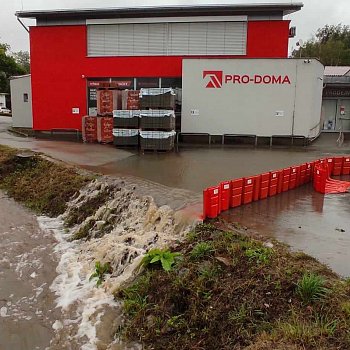 
                                Dobrovolní hasiči u stavebnin v Bezručově ulici postavili mobilní protipovodňové zábrany. FOTO: Ivo Stejskal
                                    