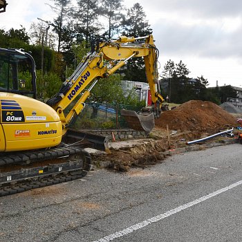 
                                V horní části Sadové ulice začaly práce na přeložce a rozšíření vodovodu. FOTO: Michal Záboj
                                    