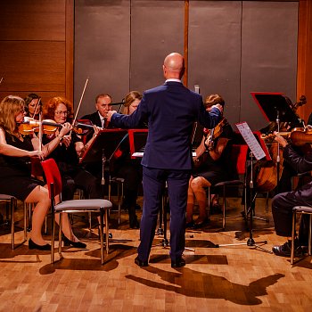 
                                Večer hudebně doprovodil Komorní orchestr města Blanska. FOTO: Michaela Buchtová
                                    