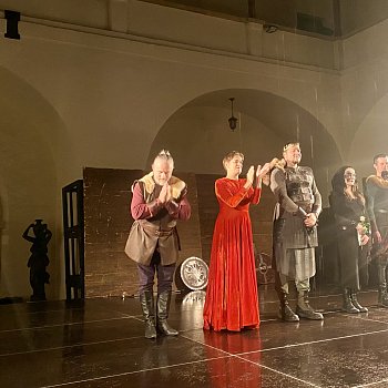
                                Divadelní spolek Kašpar zahrál na nádvoří zámku shakespearovskou klasiku Macbeth. FOTO: Pavla Komárková 
                                    