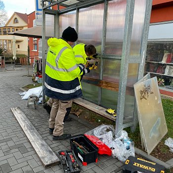 
                                Poškrábané a posprejované zastávky MHD čeká obměna. Technické služby postupně opraví přes tři desítky přístřešků po celém městě. FOTO: Pavla Komárková
                                    