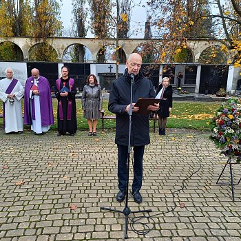 
                                Na blanenském hřbitově v neděli uctili Památku zesnulých. FOTO: Sabina Pavloušková
                                    