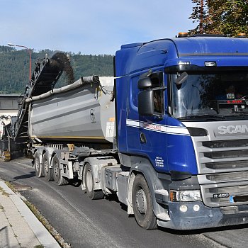 
                                Ve Dvorské ulici začalo frézování vozovky. FOTO: Michal Záboj
                                    