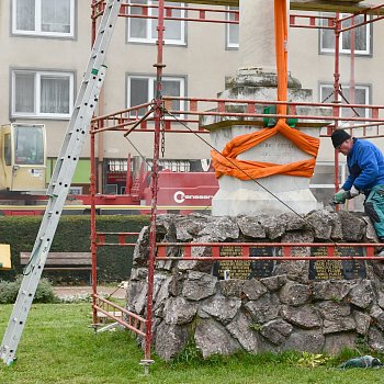 
                                Památník obětem I. světové války, který stojí na náměstí Svobody, se přesunul do restaurátorské dílny. FOTO: Michal Záboj
                                    