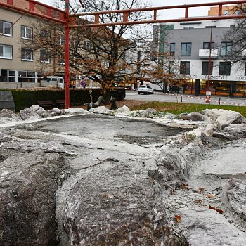 
                                Památník obětem I. světové války, který stojí na náměstí Svobody, se přesunul do restaurátorské dílny. FOTO: Michal Záboj
                                    