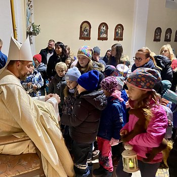 
                                Páteční Pochod světýlek a program na farním dvoře a v kostele sv. Martina. FOTO: Pavla Komárková
                                    