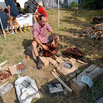 
                                Účastníci letní školy si vyzkouší práci archeologa. FOTO: archiv Muzea Blanenska
                                    