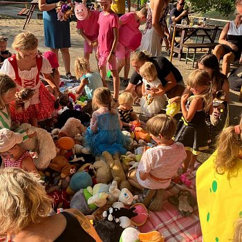 
                                Mateřské a rodinné centru HM Hornolhotské maminky uspořádalo Letní karneval. FOTO: archiv pořadatelů
                                    