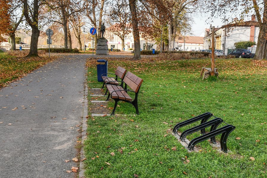 
                                Stezky pro chodce a cyklisty doplnil nový mobiliář. FOTO: Michal Záboj
                                    