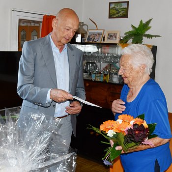 
                                Paní Boženě Stloukalové za město Blansko blahopřál ke stým narozeninám starosta Jiří Crha. FOTO: Michal Záboj
                                    