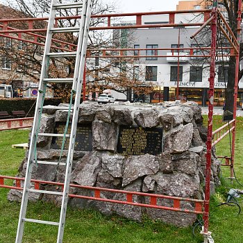 
                                Památník obětem I. světové války, který stojí na náměstí Svobody, se přesunul do restaurátorské dílny. FOTO: Michal Záboj
                                    