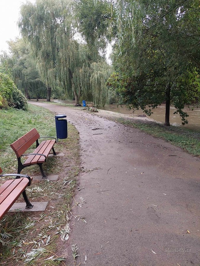 
                                Ve městě zůstávají uzavřené části cyklostezek na nábřeží Svitavy. FOTO: Městská police Blansko
                                    