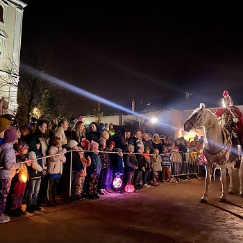 
                                Páteční Pochod světýlek a program na farním dvoře a v kostele sv. Martina. FOTO: Pavla Komárková
                                    