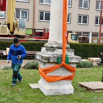 
                                Památník obětem I. světové války, který stojí na náměstí Svobody, se přesunul do restaurátorské dílny. FOTO: Michal Záboj
                                    