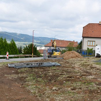 
                                Nový chodník vznikne také v travnaté ploše v oblouku Sadové ulice. FOTO: Michal Záboj
                                    