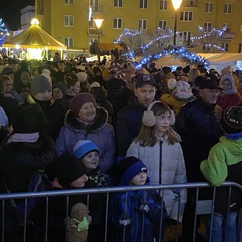 
                                Rozsvícení vánočního stromu na náměstí Republiky. FOTO: Pavla Komárková
                                    