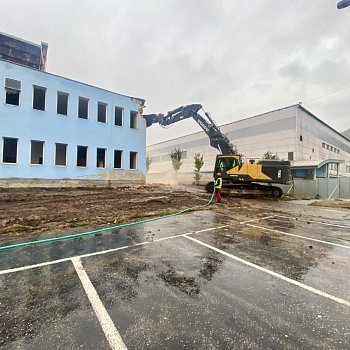 
                                Na sportovním ostrově začala demolice budovy lázní. FOTO: Pavla Komárková
                                    