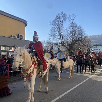 
                                Nedělní historický průvod sv. Martina vyšel z Rožmitálovy ulice. FOTO: Pavla Komárková 
                                    