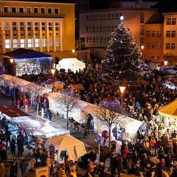 
                                Rozsvícení vánočního stromu na náměstí Republiky. FOTO: Kultura Blansko
                                    