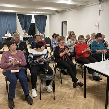 
                                V sále občanské aktivity v Horní Lhotě se konala akce Senioři sobě. FOTO: Lenka Součková
                                    