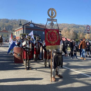 
                                Nedělní historický průvod sv. Martina vyšel z Rožmitálovy ulice. FOTO: Pavla Komárková
                                    