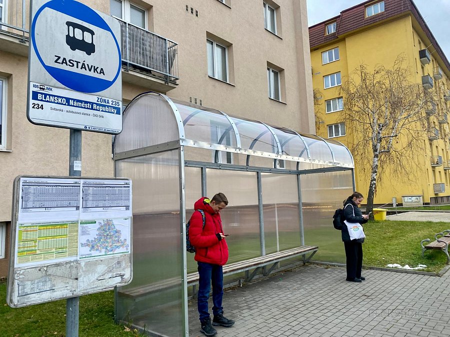 
                                Poškrábané a posprejované zastávky MHD čeká obměna. Technické služby postupně opraví přes tři desítky přístřešků po celém městě. Opravená už je napřílkad zastávka MHD na náměstí Republiky. FOTO: Pavla Komárková
                                    