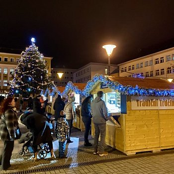 
                                Náměstí Republiky ožilo dalším programem Blanenských Vánoc. FOTO: Pavla Komárková
                                    