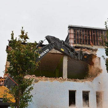 
                                Na sportovním ostrově začala demolice budovy lázní. FOTO: Michal Záboj
                                    