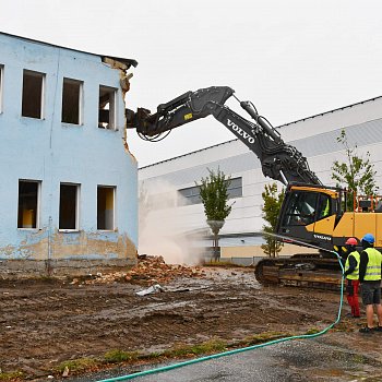 
                                Na sportovním ostrově začala demolice budovy lázní. FOTO: Michal Záboj
                                    